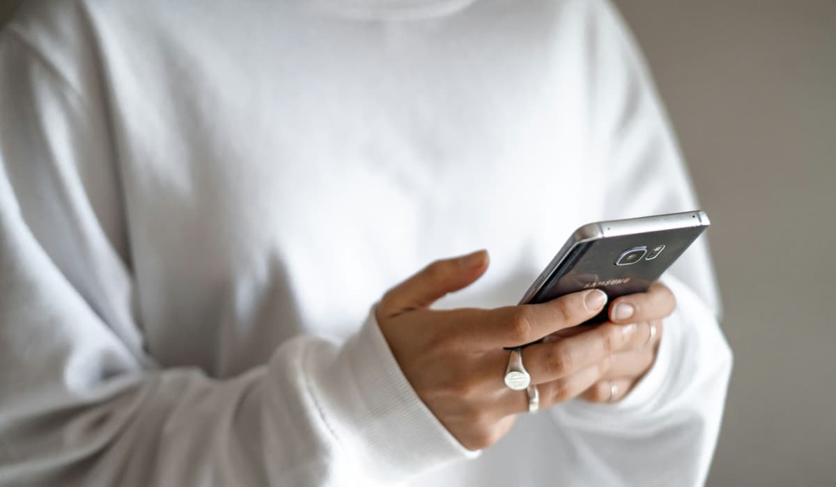Person som håller i en telefon