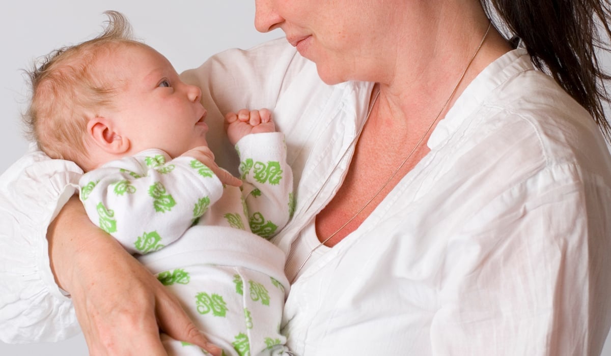 En kvinna som håller i en bebis 