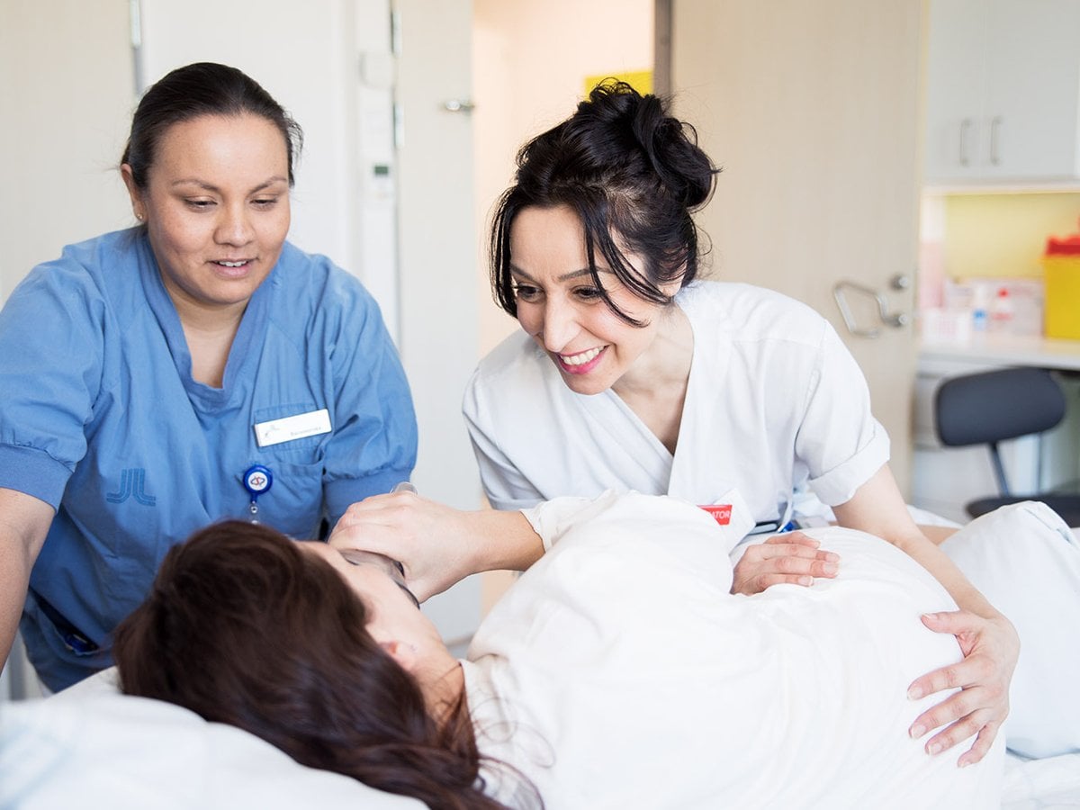 Förlossning med en kvinna som andas lustgas.