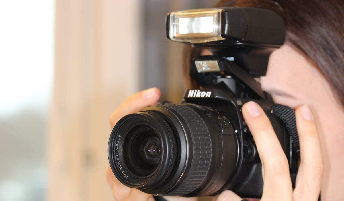 Händer som håller i en kamera