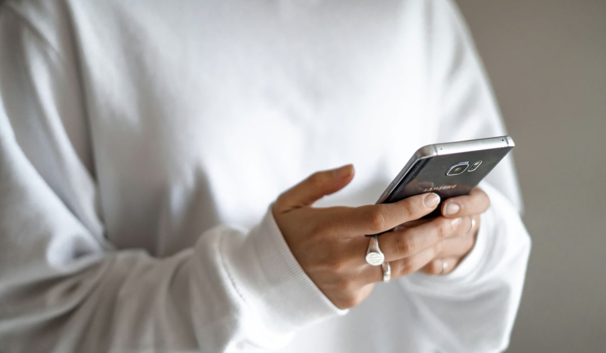 Person som håller i en telefon