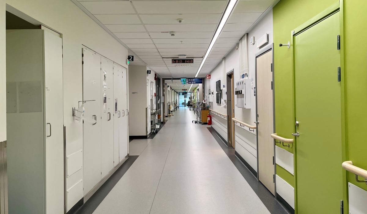 En korridor med lugna gröna väggar