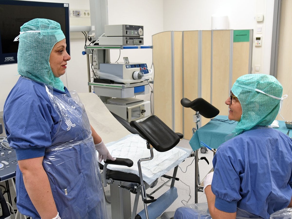 Några kvinnor i operationskläder i ett rum