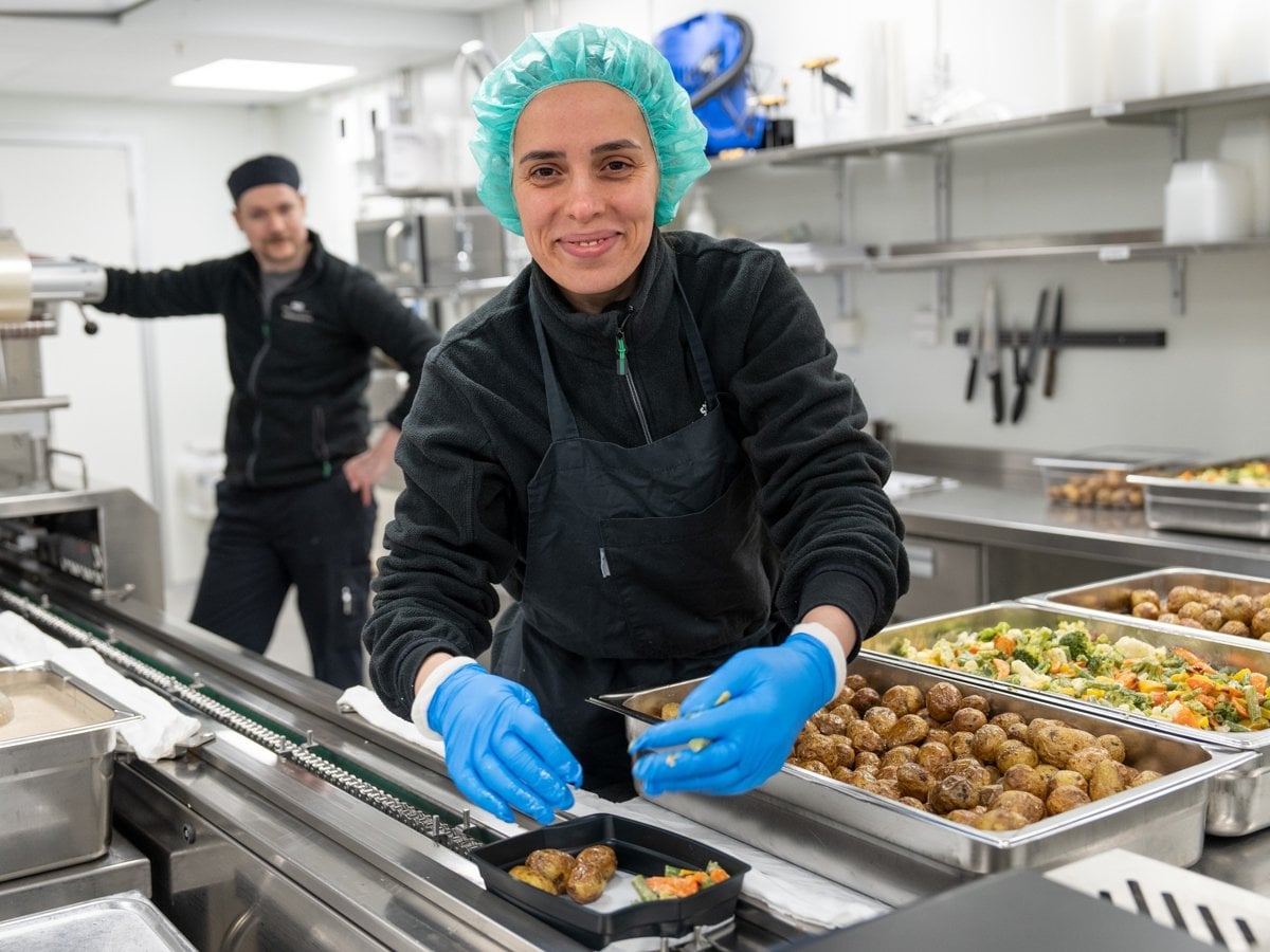 Maten förbereds i köket