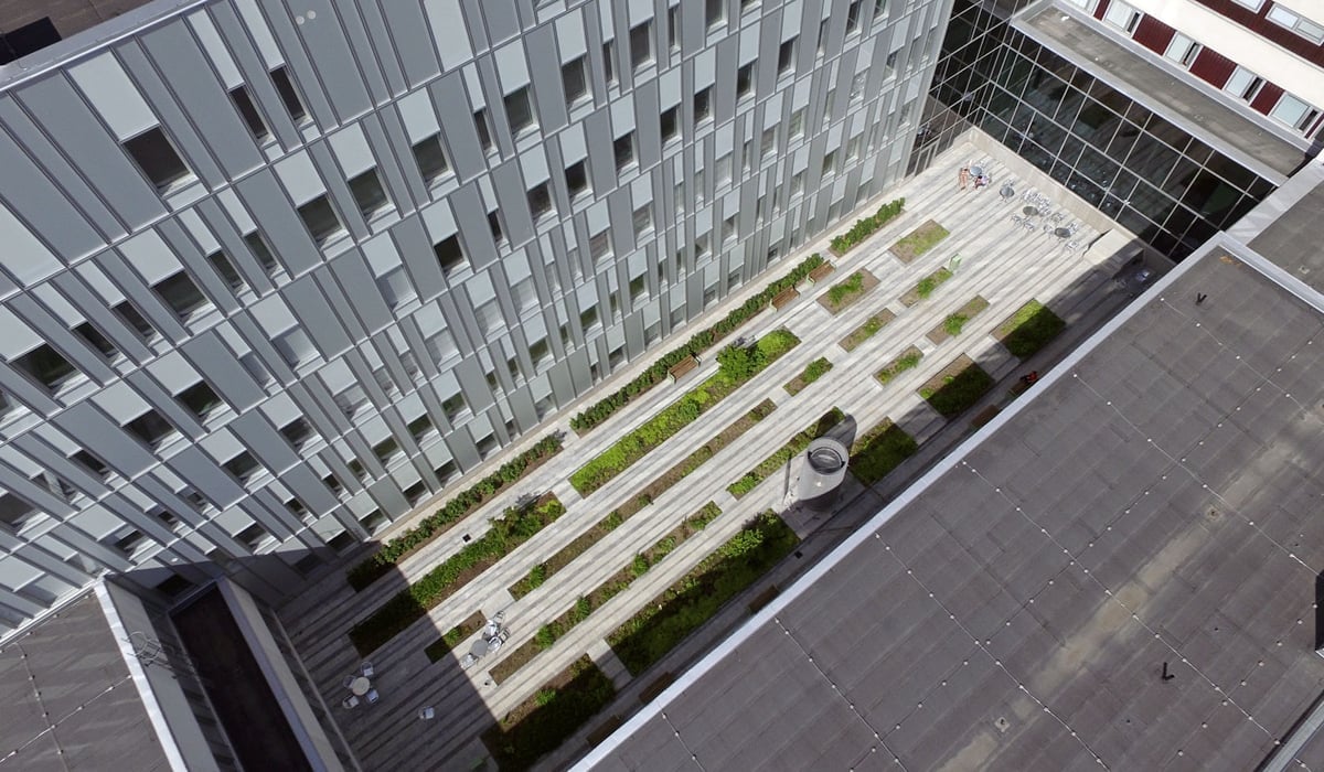 Överblick över innegården på Södertälje sjukhus