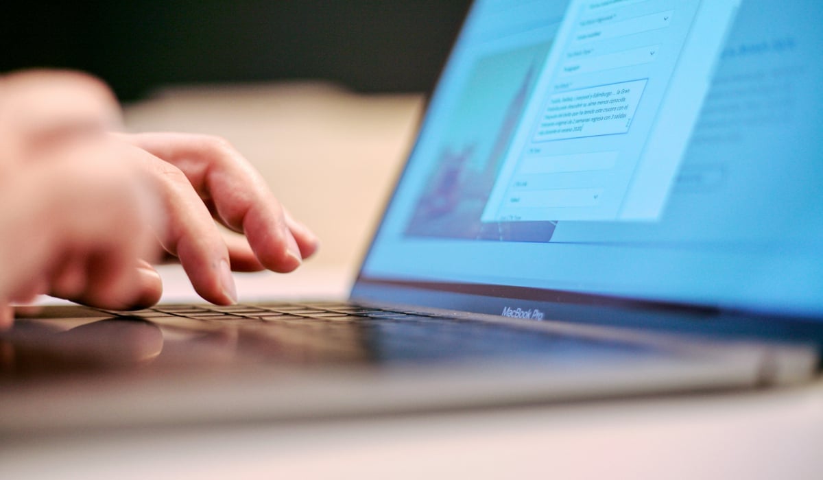 Person som skriver på en Macbook
