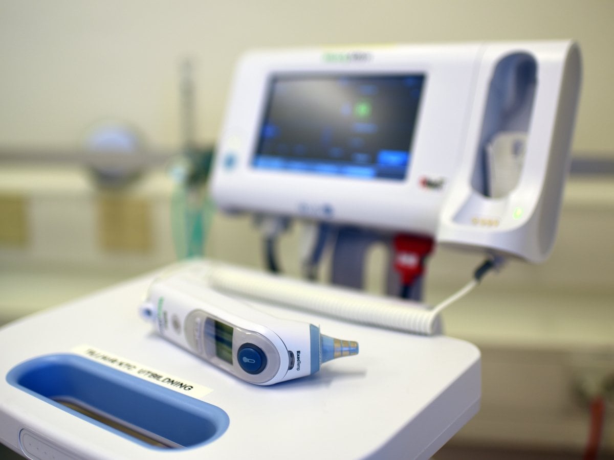 En termometer som ligger på ett bord