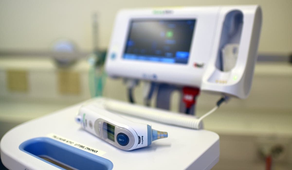 En termometer som ligger på ett bord