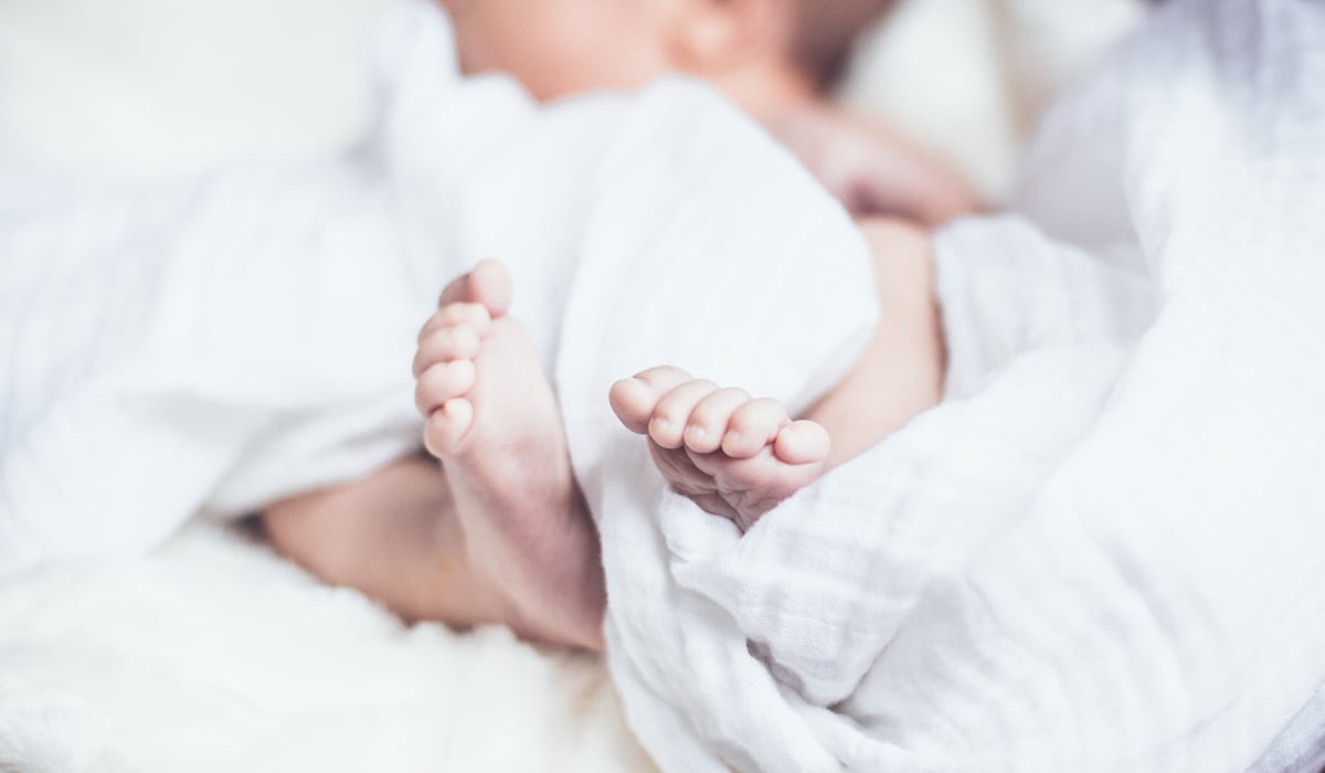 En bebis insvept i en filt