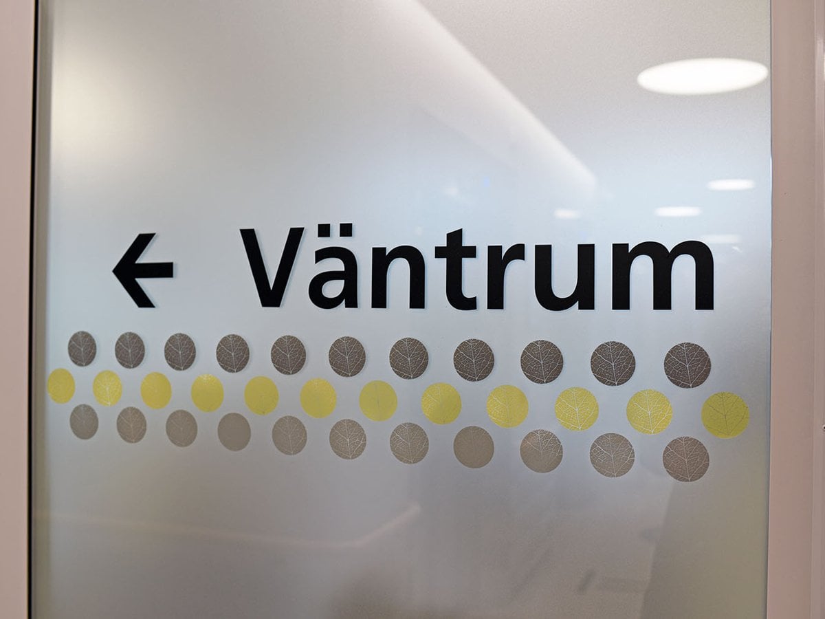 En bild på en skylt som hänvisar åt vilket håll väntrummet ligger.