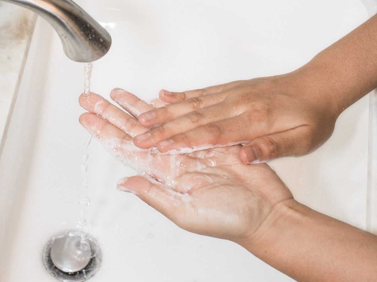 Person som tvättar händerna