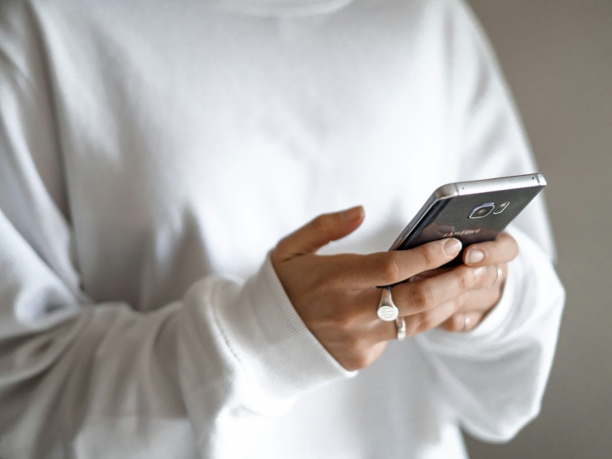 Person som håller i en telefon