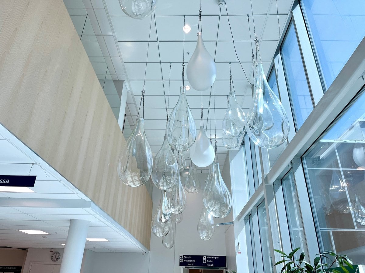 Glasdroppar som hänger i huvudentrén på Södertälje sjukhus