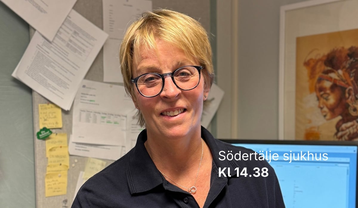 Leende kvinna i glasögon på ett kontor