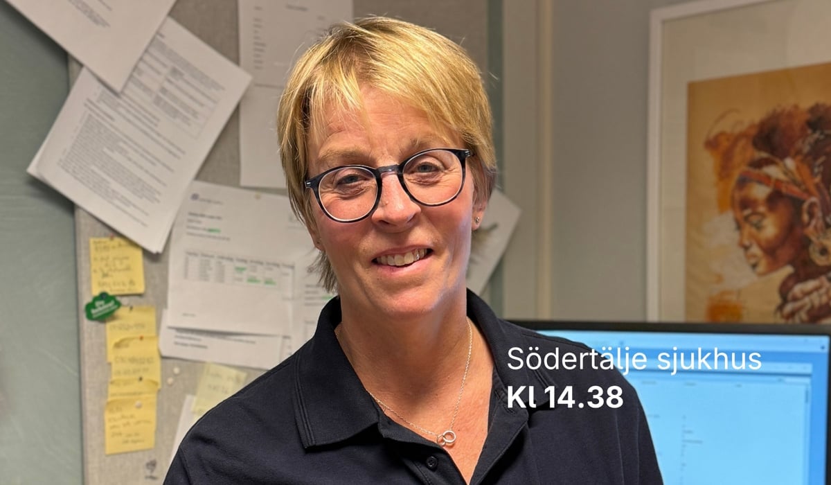 Leende kvinna i glasögon på ett kontor