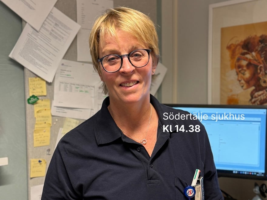 Leende kvinna i glasögon på ett kontor