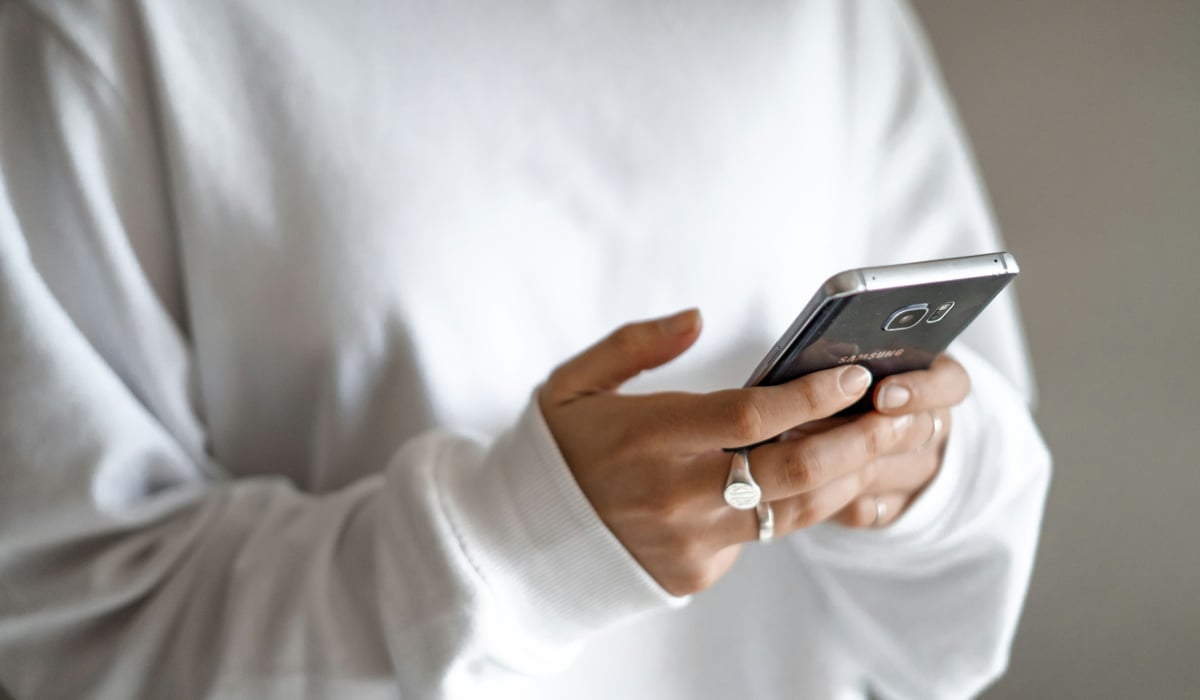 Person som håller i en telefon