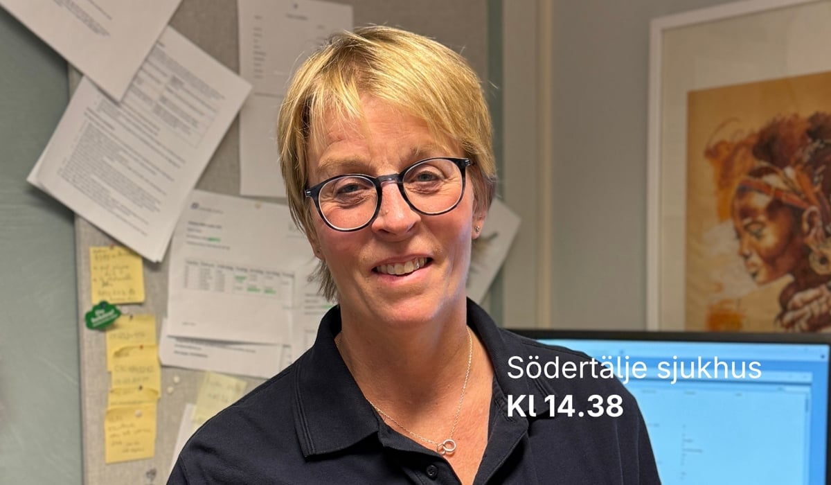 Leende kvinna i glasögon på ett kontor