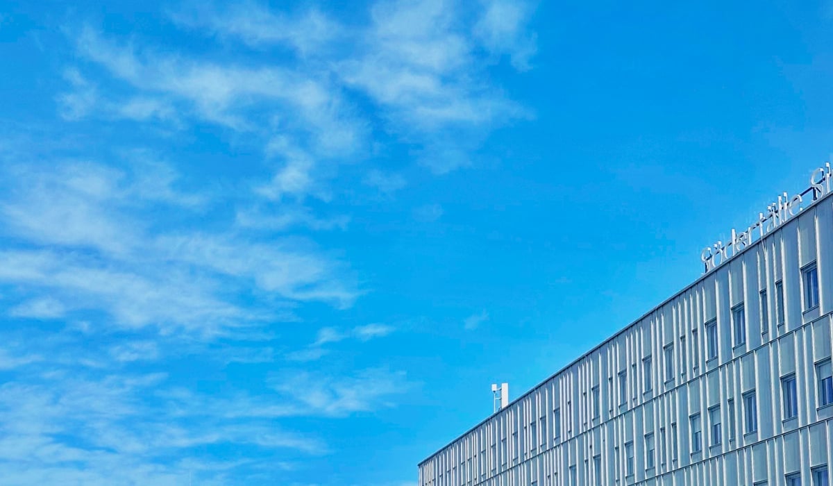 Byggnad mot en blå himmel med tunna moln.