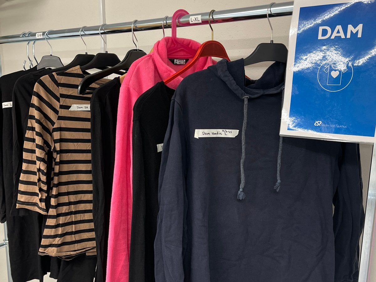 Kläder som hänger på galgar