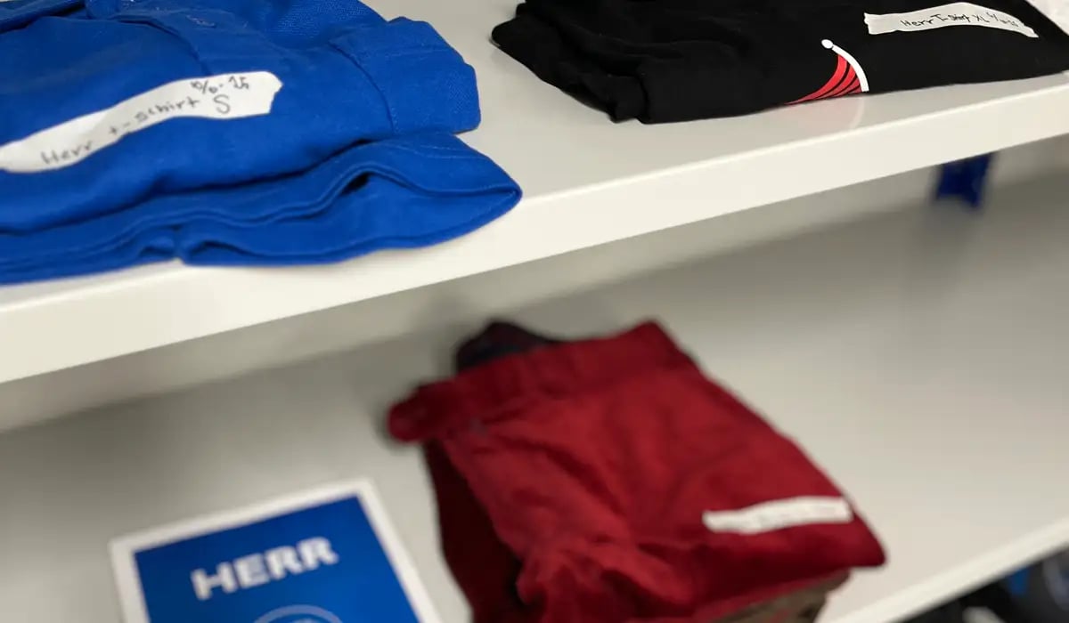 Herrkläder vikta på hyllor