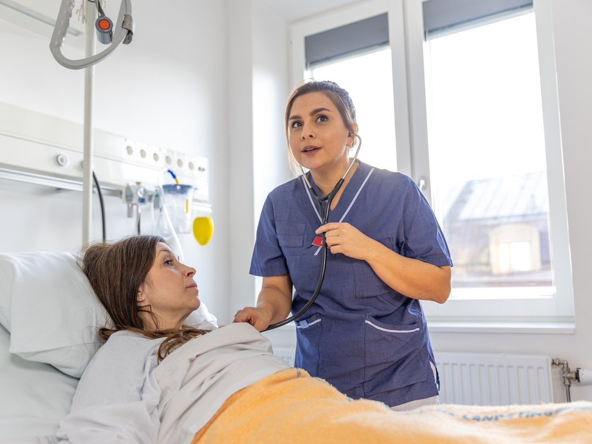 Läkare lyssnar på patientens hjärta med stetoskop