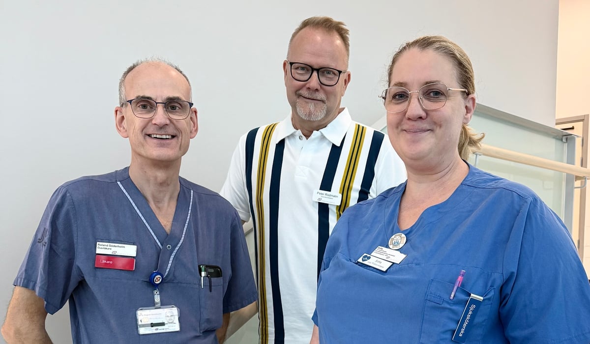 Två män och en kvinna i en trappa