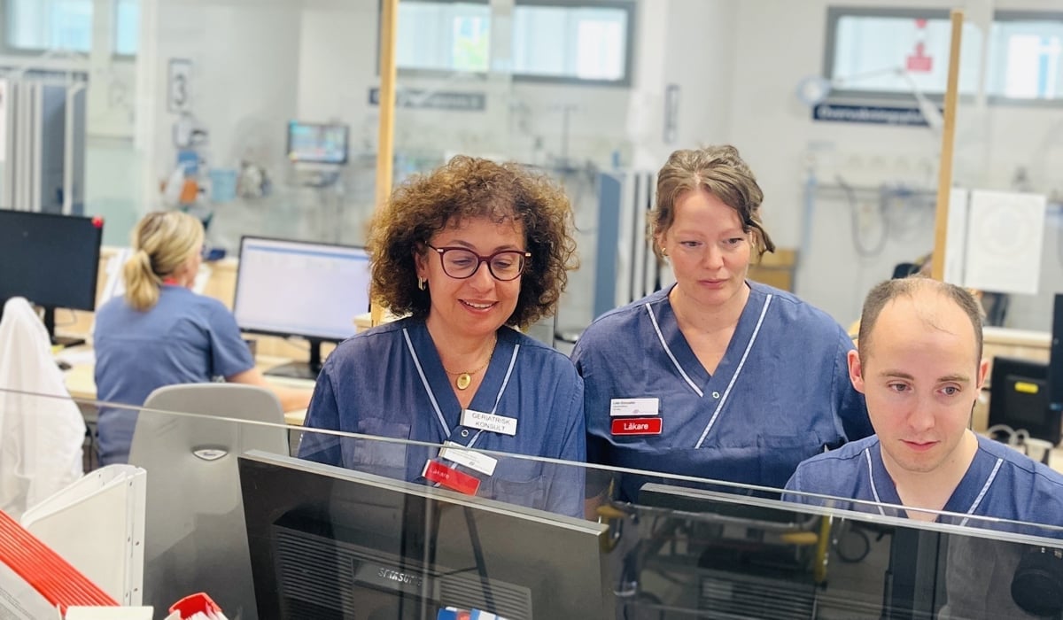 Tre läkare tittar på en datorskärm