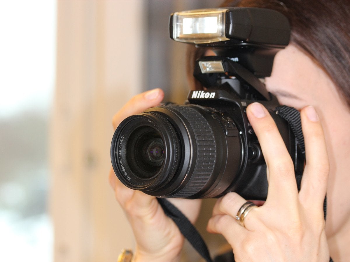 Händer som håller i en kamera