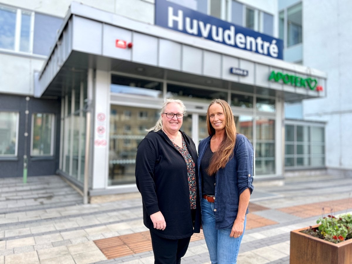 Två personer står framför Södertäljesjukhus huvudentre