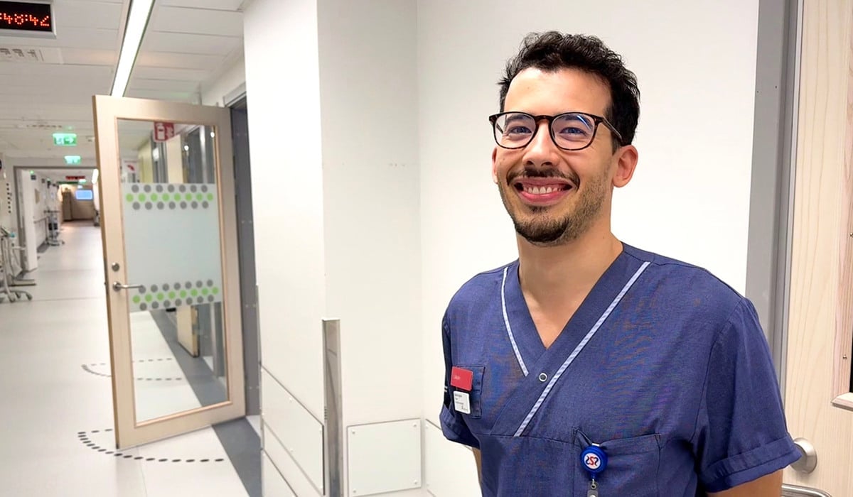 Manlig läkare i korridor