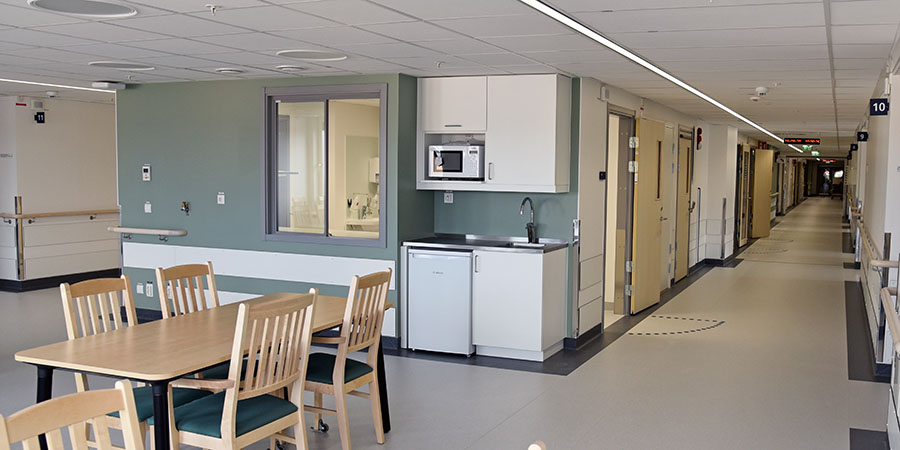 Dagrum och korridor på vårdavdelning