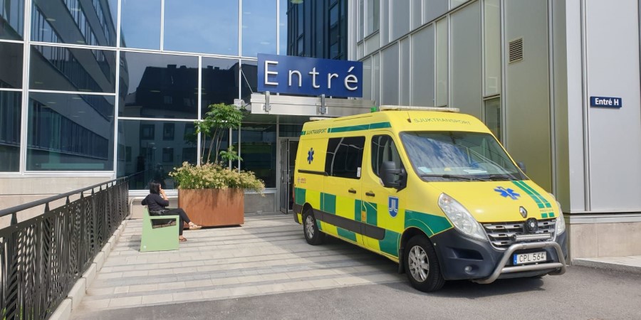 Ambulans står vid Entre H